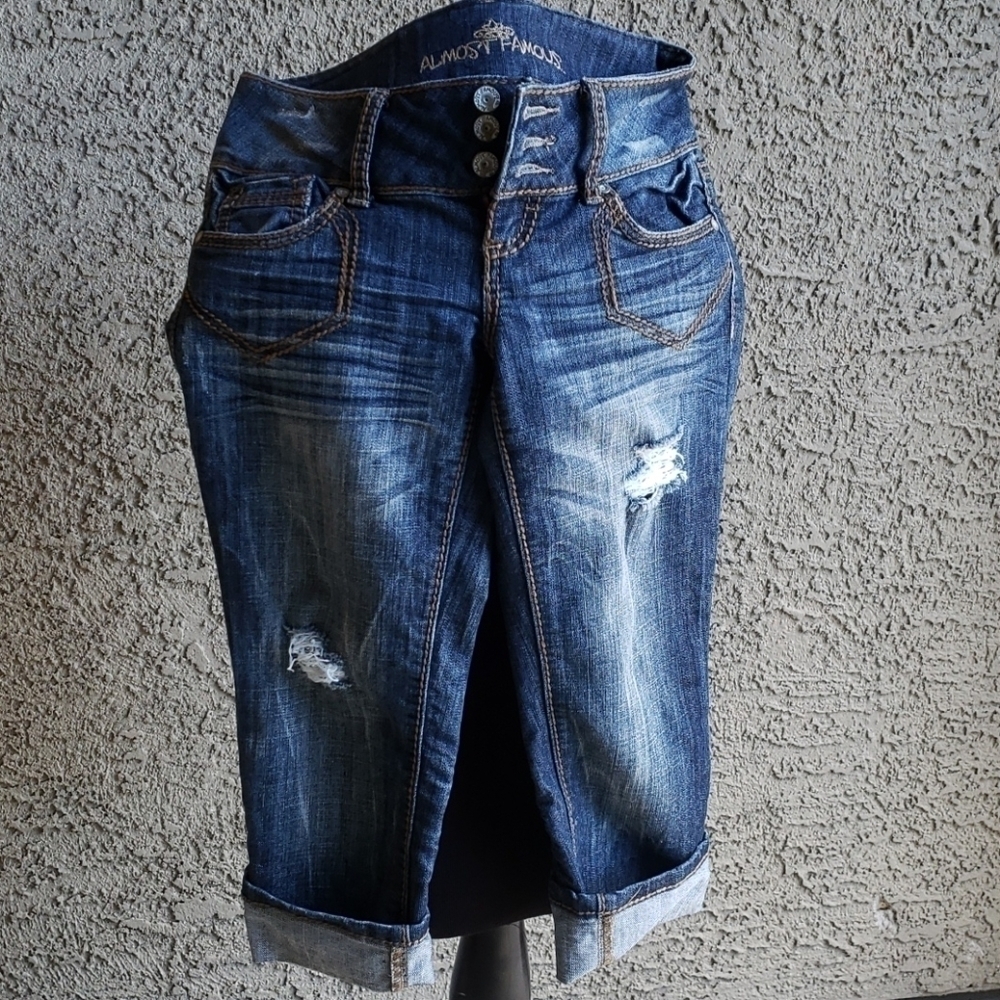 Almost Famous Capri Jeans Sz 3